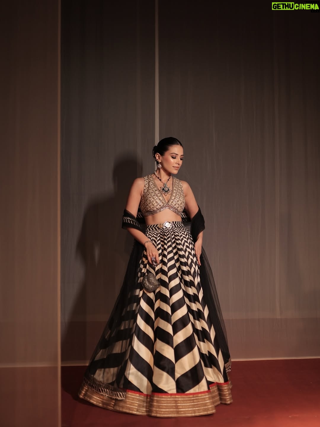 Yashika Khatri - 14.6K Likes - In and for @jjvalaya for the grand finale at @hyundaiindia @fdciofficial India Couture Week 2025 with a showcase that encapsulated 33 magnified years of craftsmanship, royalty and timeless design.

Swipe through to see the magical look we created, jewellery, backstage madness and the stunning showstoppers.

Jewellery Partner @archanaaggarwalofficial 
Makeup & Hair @aishshreyamua 

#jjvalaya #jjvalayacouture #fdci#icw