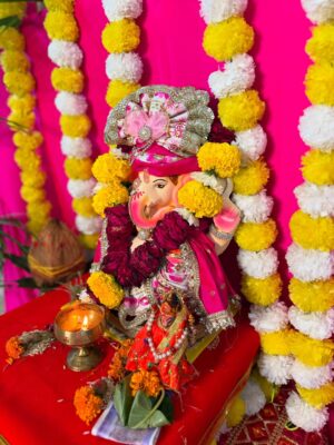 Yashita Rai Instagram - Ganpati Bappa ghar aaye aur saath dher saari khushiyan laaye ✨💞🧿🩷🙏🏻✨
