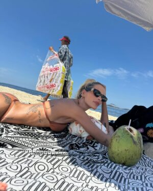 Yasmin Brunet Instagram - garota do rio 🩷✨🫧🧜🏼‍♀️🐚🌸💫