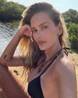 Yasmin Brunet Instagram - 🧜🏼‍♀️🏝️✨🌺🙌🏻🥥🩷💫🐚🌞🌊💓