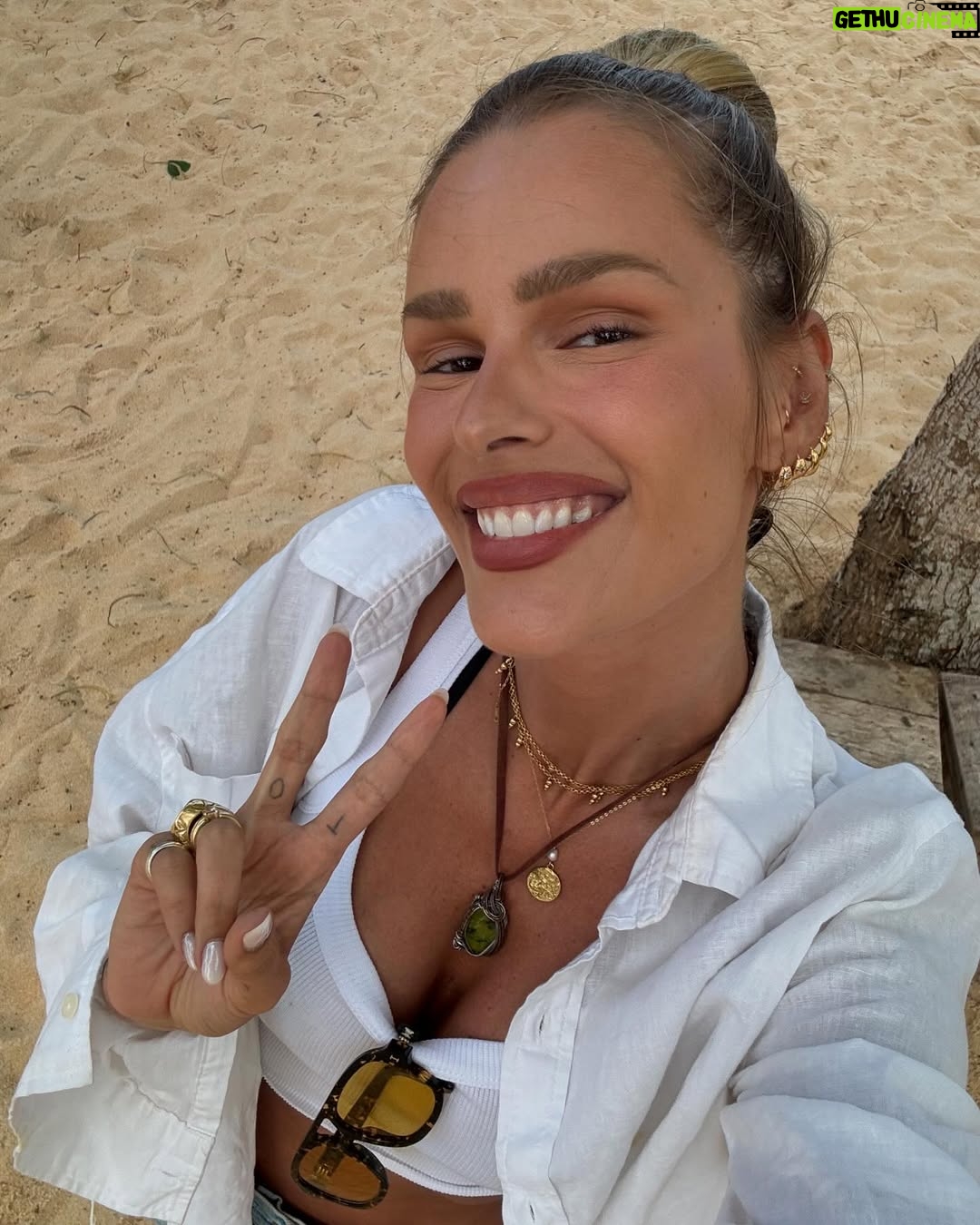 Yasmin Brunet - 222.5K Likes - esses dias na bahia ✨🩷💫🏝️🧜🏼‍♀️🥥🌊