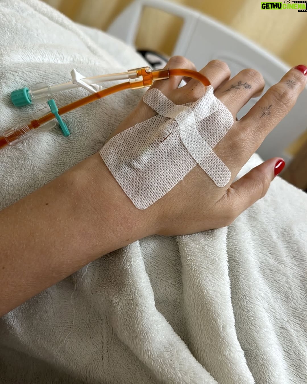 Yasmin Brunet - 314.6K Likes - Parece que o corpo da mulher nunca sai de cena, sempre alvo de julgamentos. Se engorda, é criticado. Se emagrece, também. Estamos sempre ‘demais’ ou ‘de menos’. Falam do corpo como se ele não mudasse com o tempo - recebi comentários horrorosos sobre isso. Recentemente, enfrentei o lipedema, um problema de saúde que impactava, acima de tudo, a minha qualidade de vida. 

Com o tratamento, adquiri novos hábitos e perdi peso, mas, em vez de enxergarem saúde, surgiram críticas sobre estar “magra demais”, com fofocas sobre bichectomia, harmonização fácil, procedimentos estéticos e até comentários de que meu rosto estaria “fino demais”. Disseram que eu estou com ‘rosto de caveria’. É sério isso?

Esse ciclo de cobranças e suposições levanta uma questão importante: quem definiu os padrões que dizem o que é “aceitável” ou “belo”? Quem define o que é ‘adequado’ ou ‘ideal’? O corpo feminino, assim como cada fase da nossa vida, carrega histórias, mudanças e, sim, o passar do tempo. Mas, enquanto muitos apontam o dedo, esquecem que a verdadeira liberdade está em respeitar o nosso próprio ritmo e os nossos processos. 

Falam do corpo como se não refletisse nossas histórias, mudanças, dores. Quando lidamos com um problema de saúde, como foi meu caso, e buscamos tratamento, as críticas são outras. Mudam o foco, não os julgamentos. 

Que tal, ao invés de “como o corpo deveria ser”, a gente falar sobre o que realmente importa: nossa saúde, felicidade e o respeito aos nossos próprios tempos e processos? E se, ao invés de julgar, a gente começasse a acolher? Não há um único padrão para a beleza ou para a saúde – cada mulher tem seu próprio tempo, sua beleza, e uma jornada única. 

Que possamos celebrar a individualidade e entender que o verdadeiro autocuidado e a verdadeira aceitação começam dentro de cada uma de nós. Isso, sim, merece ser celebrado.