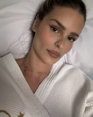 Yasmin Brunet Instagram - Parece que o corpo da mulher nunca sai de cena, sempre alvo de julgamentos. Se engorda, é criticado. Se emagrece, também. Estamos sempre ‘demais’ ou ‘de menos’. Falam do corpo como se ele não mudasse com o tempo - recebi comentários horrorosos sobre isso. Recentemente, enfrentei o lipedema, um problema de saúde que impactava, acima de tudo, a minha qualidade de vida. 

Com o tratamento, adquiri novos hábitos e perdi peso, mas, em vez de enxergarem saúde, surgiram críticas sobre estar “magra demais”, com fofocas sobre bichectomia, harmonização fácil, procedimentos estéticos e até comentários de que meu rosto estaria “fino demais”. Disseram que eu estou com ‘rosto de caveria’. É sério isso?

Esse ciclo de cobranças e suposições levanta uma questão importante: quem definiu os padrões que dizem o que é “aceitável” ou “belo”? Quem define o que é ‘adequado’ ou ‘ideal’? O corpo feminino, assim como cada fase da nossa vida, carrega histórias, mudanças e, sim, o passar do tempo. Mas, enquanto muitos apontam o dedo, esquecem que a verdadeira liberdade está em respeitar o nosso próprio ritmo e os nossos processos. 

Falam do corpo como se não refletisse nossas histórias, mudanças, dores. Quando lidamos com um problema de saúde, como foi meu caso, e buscamos tratamento, as críticas são outras. Mudam o foco, não os julgamentos. 

Que tal, ao invés de “como o corpo deveria ser”, a gente falar sobre o que realmente importa: nossa saúde, felicidade e o respeito aos nossos próprios tempos e processos? E se, ao invés de julgar, a gente começasse a acolher? Não há um único padrão para a beleza ou para a saúde – cada mulher tem seu próprio tempo, sua beleza, e uma jornada única. 

Que possamos celebrar a individualidade e entender que o verdadeiro autocuidado e a verdadeira aceitação começam dentro de cada uma de nós. Isso, sim, merece ser celebrado.
