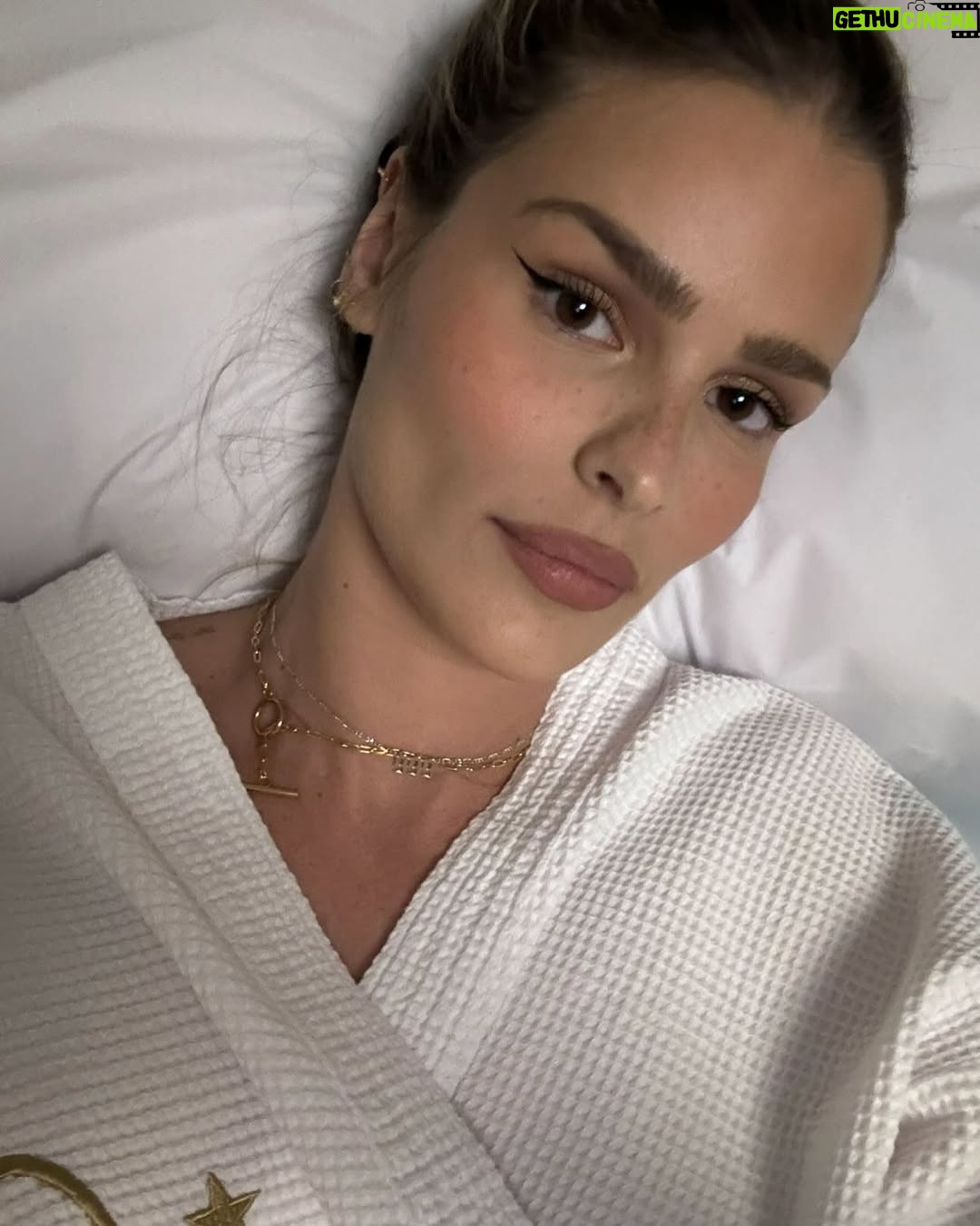 Yasmin Brunet - 314.6K Likes - Parece que o corpo da mulher nunca sai de cena, sempre alvo de julgamentos. Se engorda, é criticado. Se emagrece, também. Estamos sempre ‘demais’ ou ‘de menos’. Falam do corpo como se ele não mudasse com o tempo - recebi comentários horrorosos sobre isso. Recentemente, enfrentei o lipedema, um problema de saúde que impactava, acima de tudo, a minha qualidade de vida. 

Com o tratamento, adquiri novos hábitos e perdi peso, mas, em vez de enxergarem saúde, surgiram críticas sobre estar “magra demais”, com fofocas sobre bichectomia, harmonização fácil, procedimentos estéticos e até comentários de que meu rosto estaria “fino demais”. Disseram que eu estou com ‘rosto de caveria’. É sério isso?

Esse ciclo de cobranças e suposições levanta uma questão importante: quem definiu os padrões que dizem o que é “aceitável” ou “belo”? Quem define o que é ‘adequado’ ou ‘ideal’? O corpo feminino, assim como cada fase da nossa vida, carrega histórias, mudanças e, sim, o passar do tempo. Mas, enquanto muitos apontam o dedo, esquecem que a verdadeira liberdade está em respeitar o nosso próprio ritmo e os nossos processos. 

Falam do corpo como se não refletisse nossas histórias, mudanças, dores. Quando lidamos com um problema de saúde, como foi meu caso, e buscamos tratamento, as críticas são outras. Mudam o foco, não os julgamentos. 

Que tal, ao invés de “como o corpo deveria ser”, a gente falar sobre o que realmente importa: nossa saúde, felicidade e o respeito aos nossos próprios tempos e processos? E se, ao invés de julgar, a gente começasse a acolher? Não há um único padrão para a beleza ou para a saúde – cada mulher tem seu próprio tempo, sua beleza, e uma jornada única. 

Que possamos celebrar a individualidade e entender que o verdadeiro autocuidado e a verdadeira aceitação começam dentro de cada uma de nós. Isso, sim, merece ser celebrado.
