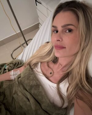 Yasmin Brunet Instagram - Parece que o corpo da mulher nunca sai de cena, sempre alvo de julgamentos. Se engorda, é criticado. Se emagrece, também. Estamos sempre ‘demais’ ou ‘de menos’. Falam do corpo como se ele não mudasse com o tempo - recebi comentários horrorosos sobre isso. Recentemente, enfrentei o lipedema, um problema de saúde que impactava, acima de tudo, a minha qualidade de vida. 

Com o tratamento, adquiri novos hábitos e perdi peso, mas, em vez de enxergarem saúde, surgiram críticas sobre estar “magra demais”, com fofocas sobre bichectomia, harmonização fácil, procedimentos estéticos e até comentários de que meu rosto estaria “fino demais”. Disseram que eu estou com ‘rosto de caveria’. É sério isso?

Esse ciclo de cobranças e suposições levanta uma questão importante: quem definiu os padrões que dizem o que é “aceitável” ou “belo”? Quem define o que é ‘adequado’ ou ‘ideal’? O corpo feminino, assim como cada fase da nossa vida, carrega histórias, mudanças e, sim, o passar do tempo. Mas, enquanto muitos apontam o dedo, esquecem que a verdadeira liberdade está em respeitar o nosso próprio ritmo e os nossos processos. 

Falam do corpo como se não refletisse nossas histórias, mudanças, dores. Quando lidamos com um problema de saúde, como foi meu caso, e buscamos tratamento, as críticas são outras. Mudam o foco, não os julgamentos. 

Que tal, ao invés de “como o corpo deveria ser”, a gente falar sobre o que realmente importa: nossa saúde, felicidade e o respeito aos nossos próprios tempos e processos? E se, ao invés de julgar, a gente começasse a acolher? Não há um único padrão para a beleza ou para a saúde – cada mulher tem seu próprio tempo, sua beleza, e uma jornada única. 

Que possamos celebrar a individualidade e entender que o verdadeiro autocuidado e a verdadeira aceitação começam dentro de cada uma de nós. Isso, sim, merece ser celebrado.