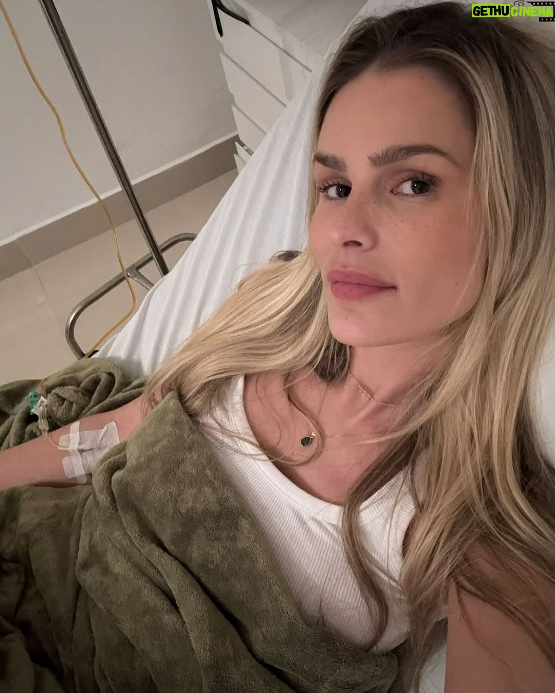 Yasmin Brunet - 314.6K Likes - Parece que o corpo da mulher nunca sai de cena, sempre alvo de julgamentos. Se engorda, é criticado. Se emagrece, também. Estamos sempre ‘demais’ ou ‘de menos’. Falam do corpo como se ele não mudasse com o tempo - recebi comentários horrorosos sobre isso. Recentemente, enfrentei o lipedema, um problema de saúde que impactava, acima de tudo, a minha qualidade de vida. 

Com o tratamento, adquiri novos hábitos e perdi peso, mas, em vez de enxergarem saúde, surgiram críticas sobre estar “magra demais”, com fofocas sobre bichectomia, harmonização fácil, procedimentos estéticos e até comentários de que meu rosto estaria “fino demais”. Disseram que eu estou com ‘rosto de caveria’. É sério isso?

Esse ciclo de cobranças e suposições levanta uma questão importante: quem definiu os padrões que dizem o que é “aceitável” ou “belo”? Quem define o que é ‘adequado’ ou ‘ideal’? O corpo feminino, assim como cada fase da nossa vida, carrega histórias, mudanças e, sim, o passar do tempo. Mas, enquanto muitos apontam o dedo, esquecem que a verdadeira liberdade está em respeitar o nosso próprio ritmo e os nossos processos. 

Falam do corpo como se não refletisse nossas histórias, mudanças, dores. Quando lidamos com um problema de saúde, como foi meu caso, e buscamos tratamento, as críticas são outras. Mudam o foco, não os julgamentos. 

Que tal, ao invés de “como o corpo deveria ser”, a gente falar sobre o que realmente importa: nossa saúde, felicidade e o respeito aos nossos próprios tempos e processos? E se, ao invés de julgar, a gente começasse a acolher? Não há um único padrão para a beleza ou para a saúde – cada mulher tem seu próprio tempo, sua beleza, e uma jornada única. 

Que possamos celebrar a individualidade e entender que o verdadeiro autocuidado e a verdadeira aceitação começam dentro de cada uma de nós. Isso, sim, merece ser celebrado.