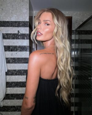 Yasmin Brunet Instagram - made in brazil 🧜🏼‍♀️🦋💅🏻💫💜
nada como um cabelo finalizado com @yasminbeauty e o cheiro mais goxxxtoso do mundo com os melhores bodysplash ✨✨✨