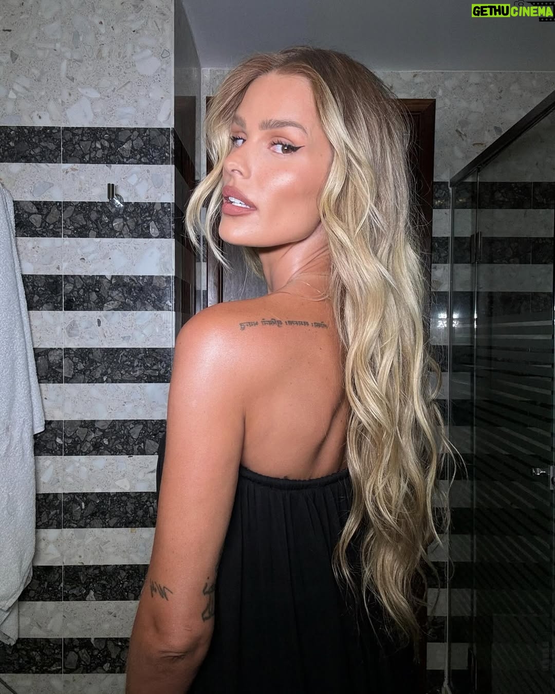 Yasmin Brunet - 132.6K Likes - made in brazil 🧜🏼‍♀️🦋💅🏻💫💜
nada como um cabelo finalizado com @yasminbeauty e o cheiro mais goxxxtoso do mundo com os melhores bodysplash ✨✨✨