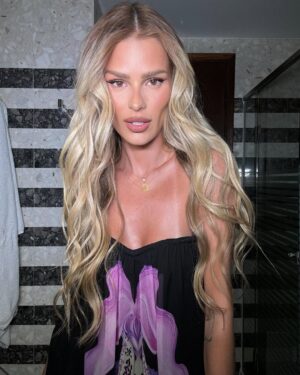 Yasmin Brunet Instagram - made in brazil 🧜🏼‍♀️🦋💅🏻💫💜
nada como um cabelo finalizado com @yasminbeauty e o cheiro mais goxxxtoso do mundo com os melhores bodysplash ✨✨✨