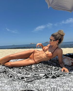 Yasmin Brunet Instagram - garota do rio 🩷✨🫧🧜🏼‍♀️🐚🌸💫
