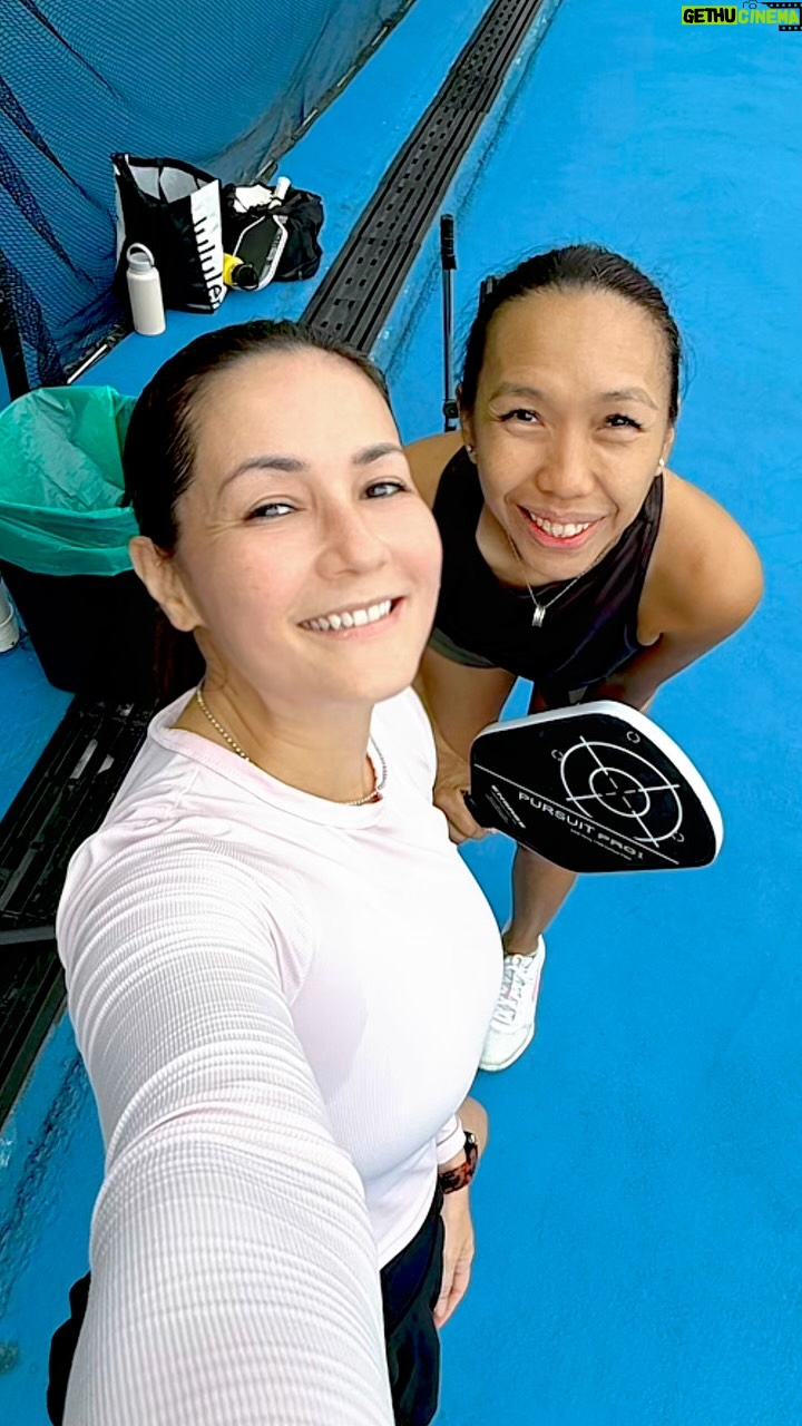 Yasmin Hani - 1.1K Likes - My coach Wai Li says the best way to get to the kitchen is with a drop shot. But today, she had me try driving instead—then follow it up to the kitchen. Here’s the video… she really worked me like a rented paddle🤣
#Pickle
#FitMum
#YasminHani
#ToPickleHani
#HaniLikesToPickle