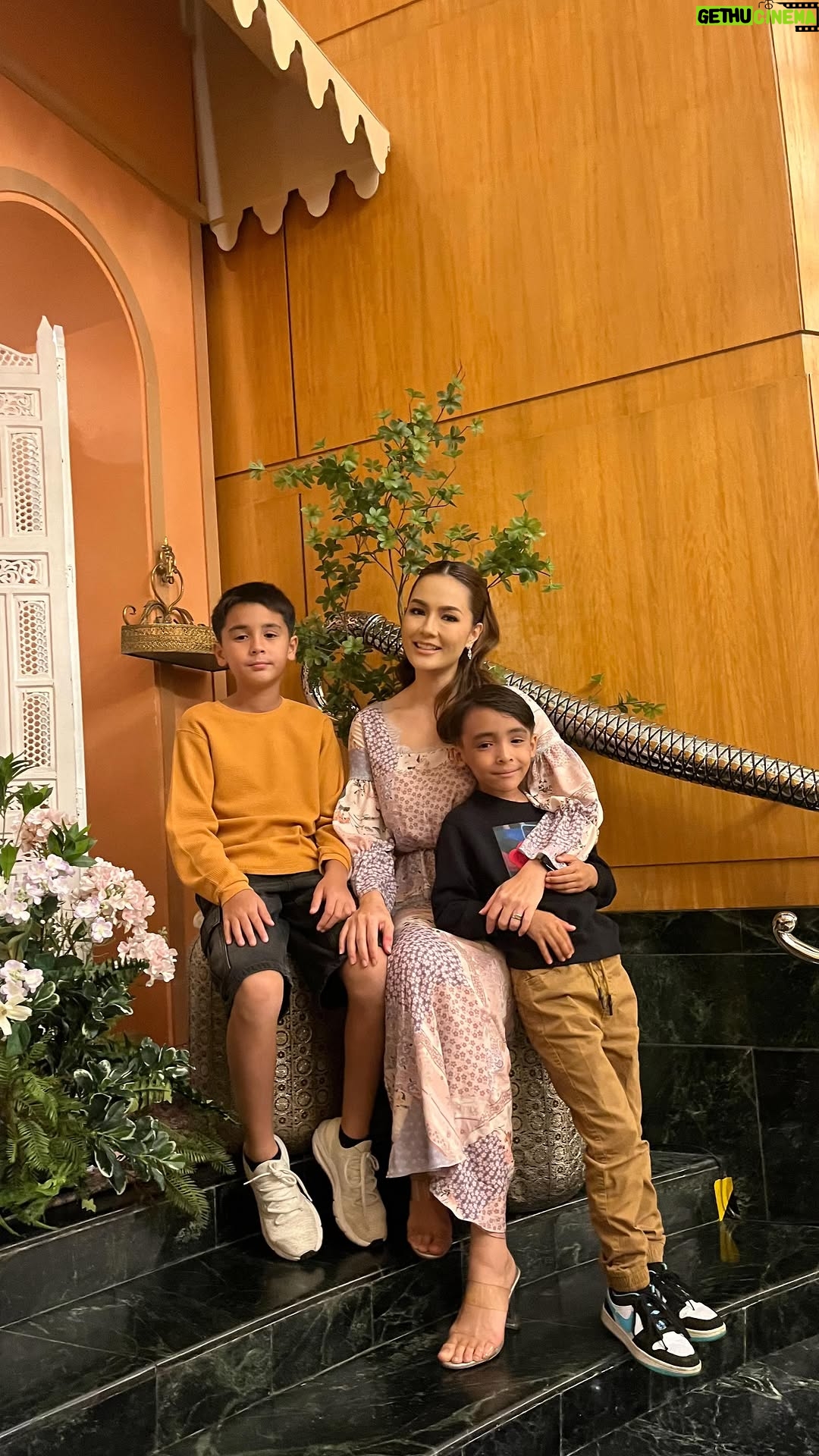 Yasmin Hani - 479 Likes - Feasting like royalty at @mo_kualalumpur ! From Middle Eastern to Asian delights, and that teh tarik—pure heaven! 🫖🍣 Laughter, good food, and great company... what more could we ask for? #IftarGoals #HappyTummy #TehTarikAddict #NoaHaniEissa