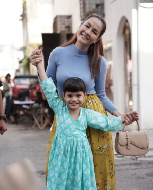 Yasmin Hani Instagram - Filem Lakhus

Kasih sayang seorang ibu tak terhingga. Pengorbanan tanpa henti, dan kekuatan yang tak tampak namun sangat nyata. 
@qirazali0808 
@rheaervina 
#Filem 
#Lakhus
#HaniAtWork 
#YasminHani