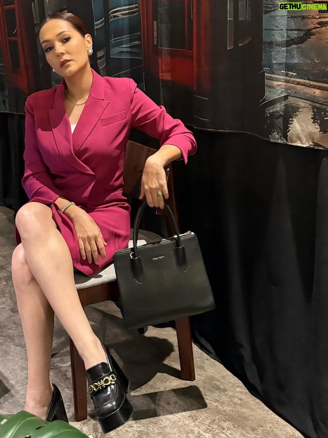 Yasmin Hani - 868 Likes - Just a girl with a plan… and good lighting.
#Suit
#DatoSarah
#YasminHani
#SeadanyaKitaViu