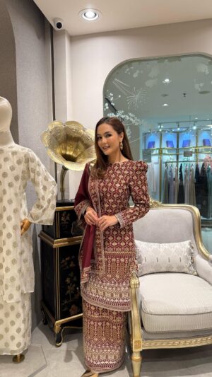 Yasmin Hani Instagram - Meeting friends, do a bit of catwalk at @larneyofficial Eid collection yeterday. Which is your favourite? Dah shopping raya belum?
#Raya
#BajuRaya
#Raya2025
#YasminHani