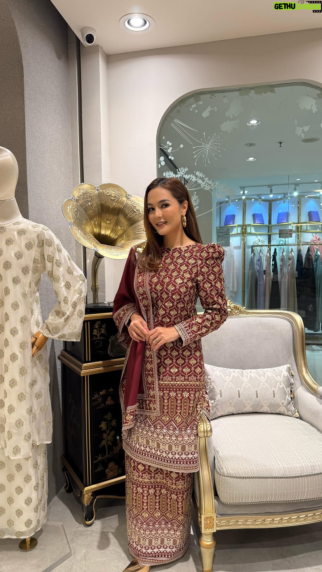 Yasmin Hani - 1.2K Likes - Meeting friends, do a bit of catwalk at @larneyofficial Eid collection yeterday. Which is your favourite? Dah shopping raya belum?
#Raya
#BajuRaya
#Raya2025
#YasminHani