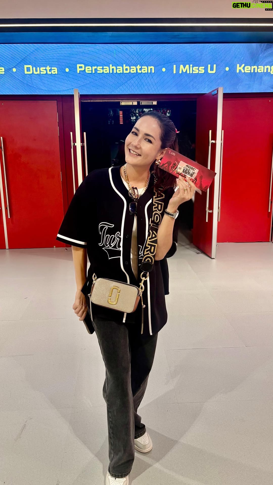 Yasmin Hani - 1K Likes - Last night was one for the books 💫 Caught 4U2C live for the first (and maybe last) time in Malaysia — and wow, what a night! We danced, sang our hearts out, and time-traveled straight back to our childhoods. Every beat, every lyric hit different. Yes, I cried a little. Okay maybe more than a little.
The most beautiful part? They brought their families onstage — performing not just for us, but for their kids, so they could witness the magic too. Full circle moment 💖
Left with a full heart, big smiles, and a whole lot of memories. All the best to 4U2C — thank you for the music, the joy, and the feels. Thank you girls for coming out to play❤️
#4U2C
#Girlfriends
#HaniGoesToConcerts