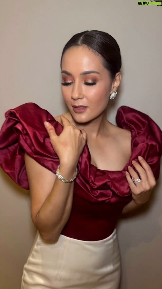 Yasmin Hani - 700 Likes - Barefoot, in satin, somewhere between drama and chill. Not acting, just vibing.
Make up : @riri_suhairy 
Styling : @bett1_chehassan 
#vibing 
#MakeUp 
#YasminHani