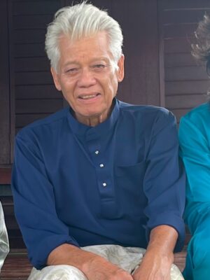Yasmin Hani Instagram - Innalillahi Wainnailaihirojiun… Abah (Abu Bakar Bin Mahmud) dah pergi . Setiap perpisahan adalah permulaan untuk kenangan yang abadi. Semoga perjalanan Abah dipermudahkan, dan kasih sayang Abah terus menguatkan kita. 

Ya Allah, ampunilah dosa-dosa Abah, rahmatilah Abah dengan kasih sayang-Mu, dan tempatkanlah Abah di tempat yang terbaik di sisi-Mu. Terangilah kubur Abah dengan cahaya-Mu dan lapangkanlah perjalanan Abah menuju akhirat. Semoga Abah mendapat ketenangan dan kebahagiaan abadi di sana. Aamiin. Ampunkan dosa2 kami Abah, we’re gonna miss you. Im just lucky i get to pick up ur call 2 hours before your passing. That was our goodbye Abah. Al Fatihah. 
#Abah
#TokAbah