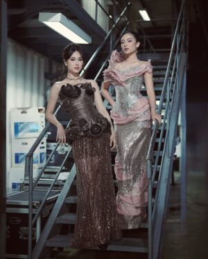 Yasmin Napper Instagram - Hut SCTV with my partner in crime 🌚🌝

stylist @fandinasutionn
dress @lisajuofficial
jewellery @franknco_id

ashas glam :
Makeup @loritayoung_mua 
Hairdo @firdajeanhair 

yasmins glam :
Makeup @ms_lifa 
Hairdo @jooehair 

photo : @kippmarhadi @suryacahyah

Management @bentukmanagement @agungsaputrabm @ririaprianti_