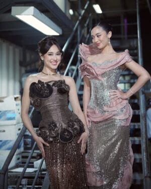 Yasmin Napper Instagram - Hut SCTV with my partner in crime 🌚🌝

stylist @fandinasutionn
dress @lisajuofficial
jewellery @franknco_id

ashas glam :
Makeup @loritayoung_mua 
Hairdo @firdajeanhair 

yasmins glam :
Makeup @ms_lifa 
Hairdo @jooehair 

photo : @kippmarhadi @suryacahyah

Management @bentukmanagement @agungsaputrabm @ririaprianti_