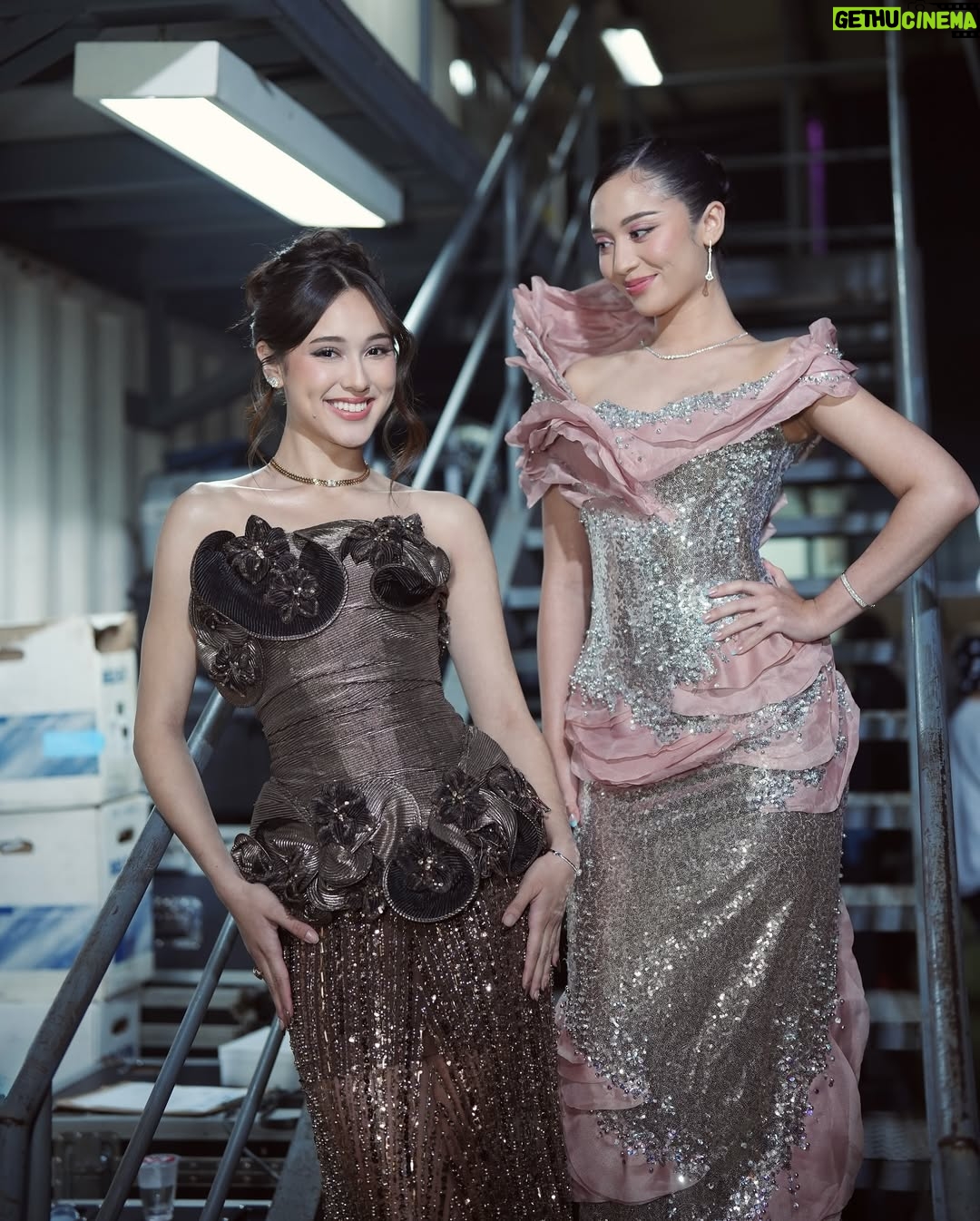 Yasmin Napper - 99.8K Likes - Hut SCTV with my partner in crime 🌚🌝

stylist @fandinasutionn
dress @lisajuofficial
jewellery @franknco_id

ashas glam :
Makeup @loritayoung_mua 
Hairdo @firdajeanhair 

yasmins glam :
Makeup @ms_lifa 
Hairdo @jooehair 

photo : @kippmarhadi @suryacahyah

Management @bentukmanagement @agungsaputrabm @ririaprianti_
