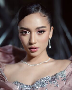 Yasmin Napper Instagram - Hut SCTV with my partner in crime 🌚🌝

stylist @fandinasutionn
dress @lisajuofficial
jewellery @franknco_id

ashas glam :
Makeup @loritayoung_mua 
Hairdo @firdajeanhair 

yasmins glam :
Makeup @ms_lifa 
Hairdo @jooehair 

photo : @kippmarhadi @suryacahyah

Management @bentukmanagement @agungsaputrabm @ririaprianti_
