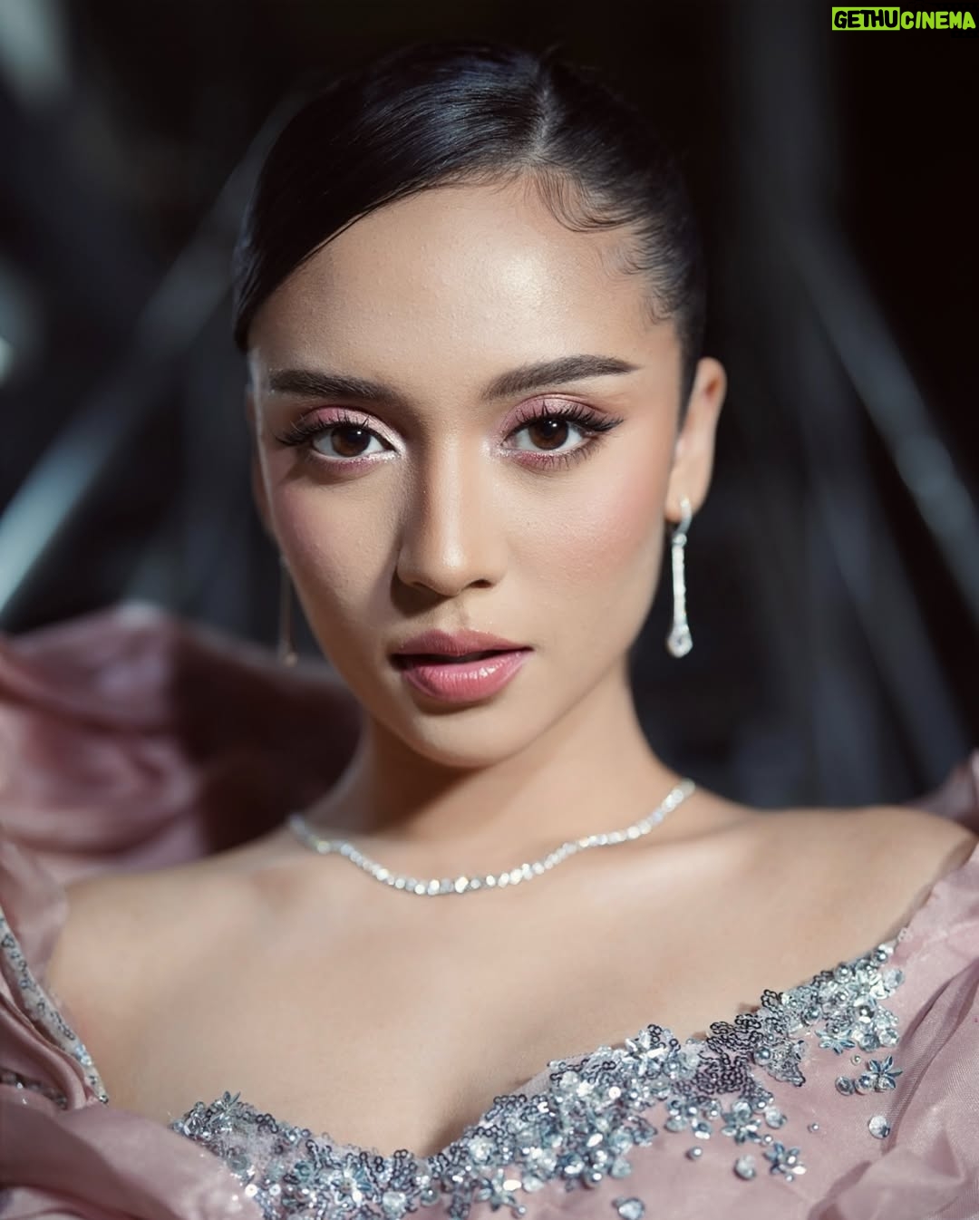 Yasmin Napper - 99.8K Likes - Hut SCTV with my partner in crime 🌚🌝

stylist @fandinasutionn
dress @lisajuofficial
jewellery @franknco_id

ashas glam :
Makeup @loritayoung_mua 
Hairdo @firdajeanhair 

yasmins glam :
Makeup @ms_lifa 
Hairdo @jooehair 

photo : @kippmarhadi @suryacahyah

Management @bentukmanagement @agungsaputrabm @ririaprianti_