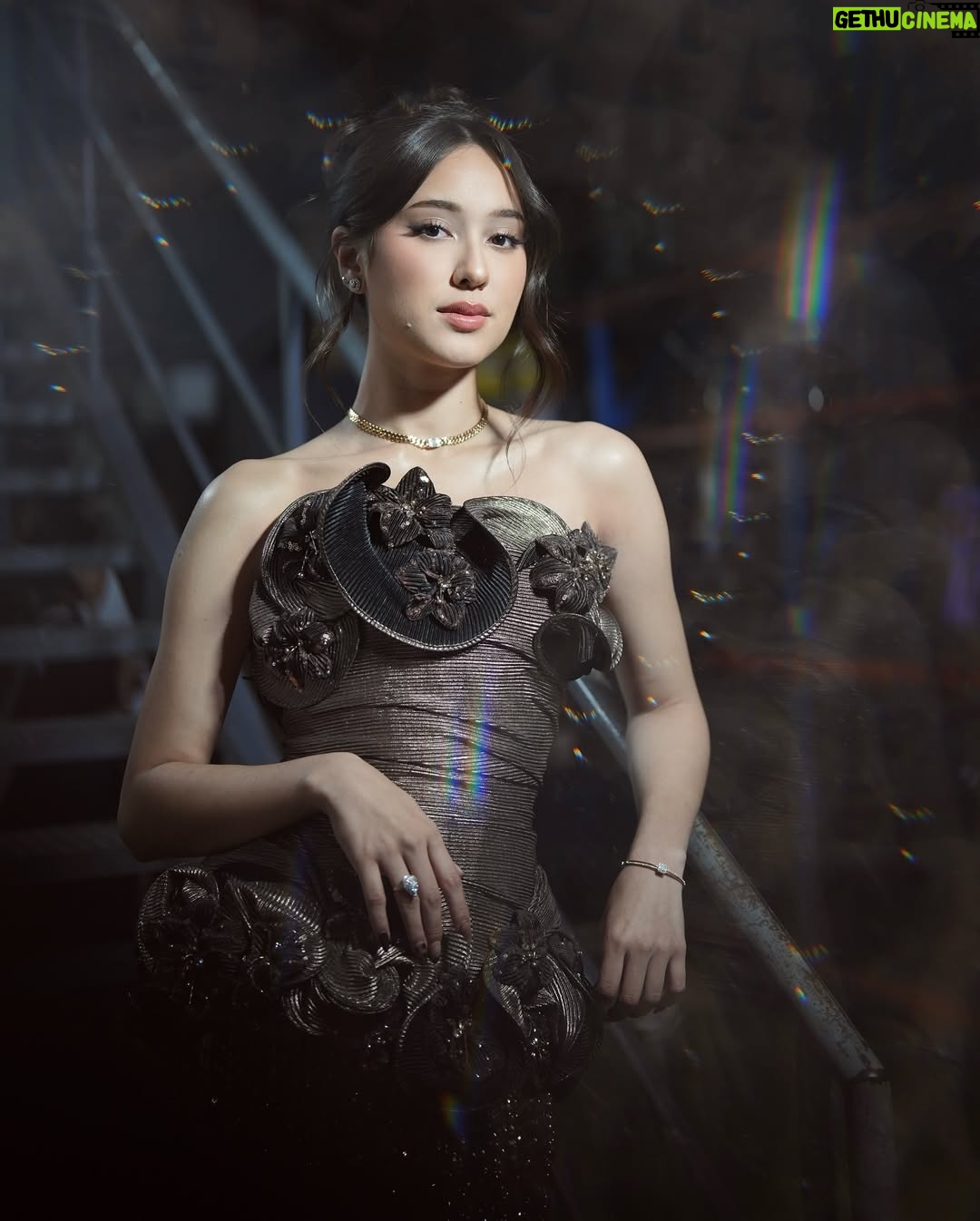 Yasmin Napper - 99.8K Likes - Hut SCTV with my partner in crime 🌚🌝

stylist @fandinasutionn
dress @lisajuofficial
jewellery @franknco_id

ashas glam :
Makeup @loritayoung_mua 
Hairdo @firdajeanhair 

yasmins glam :
Makeup @ms_lifa 
Hairdo @jooehair 

photo : @kippmarhadi @suryacahyah

Management @bentukmanagement @agungsaputrabm @ririaprianti_