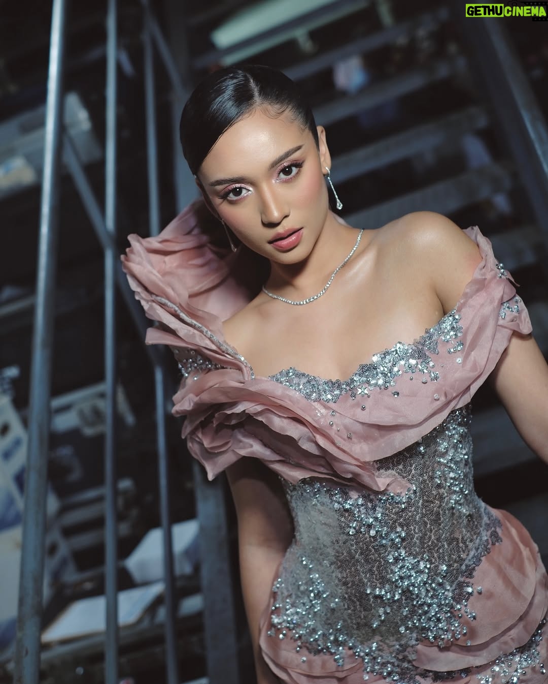 Yasmin Napper - 99.8K Likes - Hut SCTV with my partner in crime 🌚🌝

stylist @fandinasutionn
dress @lisajuofficial
jewellery @franknco_id

ashas glam :
Makeup @loritayoung_mua 
Hairdo @firdajeanhair 

yasmins glam :
Makeup @ms_lifa 
Hairdo @jooehair 

photo : @kippmarhadi @suryacahyah

Management @bentukmanagement @agungsaputrabm @ririaprianti_