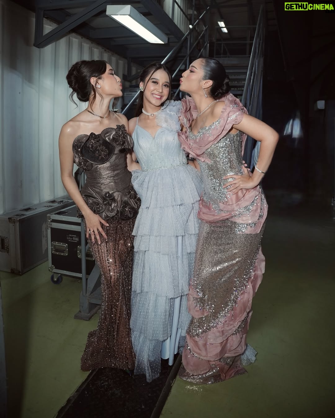 Yasmin Napper - 99.8K Likes - Hut SCTV with my partner in crime 🌚🌝

stylist @fandinasutionn
dress @lisajuofficial
jewellery @franknco_id

ashas glam :
Makeup @loritayoung_mua 
Hairdo @firdajeanhair 

yasmins glam :
Makeup @ms_lifa 
Hairdo @jooehair 

photo : @kippmarhadi @suryacahyah

Management @bentukmanagement @agungsaputrabm @ririaprianti_