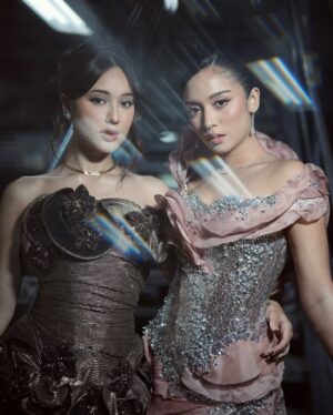 Yasmin Napper Instagram - Hut SCTV with my partner in crime 🌚🌝

stylist @fandinasutionn
dress @lisajuofficial
jewellery @franknco_id

ashas glam :
Makeup @loritayoung_mua 
Hairdo @firdajeanhair 

yasmins glam :
Makeup @ms_lifa 
Hairdo @jooehair 

photo : @kippmarhadi @suryacahyah

Management @bentukmanagement @agungsaputrabm @ririaprianti_