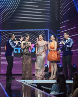 Yasmin Napper Instagram - Hut SCTV with my partner in crime 🌚🌝

stylist @fandinasutionn
dress @lisajuofficial
jewellery @franknco_id

ashas glam :
Makeup @loritayoung_mua 
Hairdo @firdajeanhair 

yasmins glam :
Makeup @ms_lifa 
Hairdo @jooehair 

photo : @kippmarhadi @suryacahyah

Management @bentukmanagement @agungsaputrabm @ririaprianti_