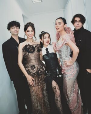 Yasmin Napper Instagram - Hut SCTV with my partner in crime 🌚🌝

stylist @fandinasutionn
dress @lisajuofficial
jewellery @franknco_id

ashas glam :
Makeup @loritayoung_mua 
Hairdo @firdajeanhair 

yasmins glam :
Makeup @ms_lifa 
Hairdo @jooehair 

photo : @kippmarhadi @suryacahyah

Management @bentukmanagement @agungsaputrabm @ririaprianti_