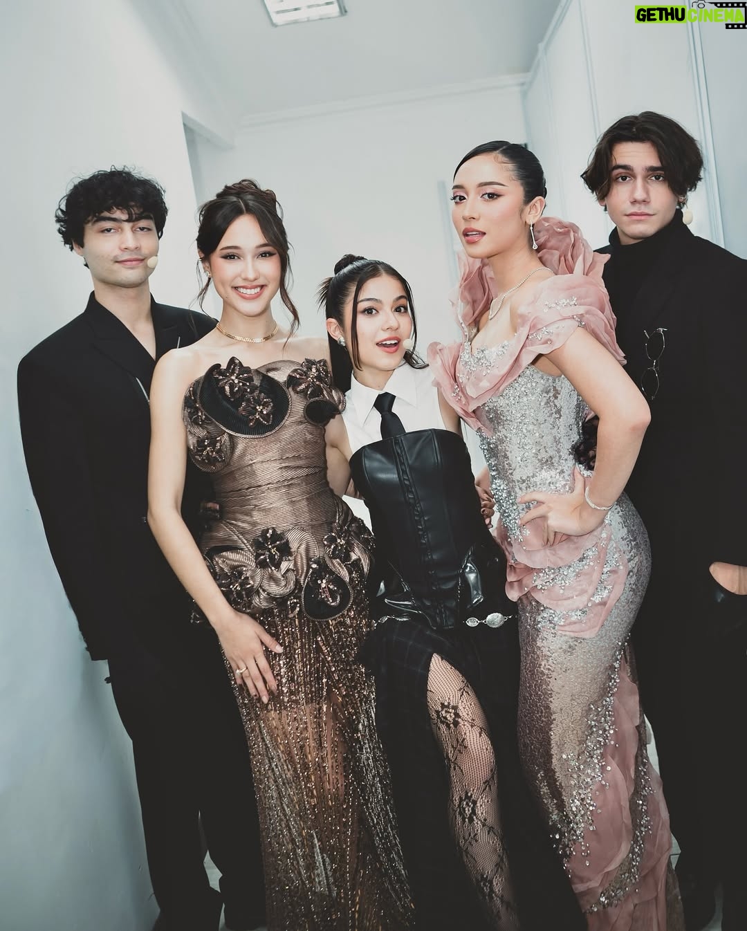 Yasmin Napper - 99.8K Likes - Hut SCTV with my partner in crime 🌚🌝

stylist @fandinasutionn
dress @lisajuofficial
jewellery @franknco_id

ashas glam :
Makeup @loritayoung_mua 
Hairdo @firdajeanhair 

yasmins glam :
Makeup @ms_lifa 
Hairdo @jooehair 

photo : @kippmarhadi @suryacahyah

Management @bentukmanagement @agungsaputrabm @ririaprianti_