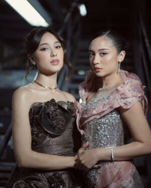 Yasmin Napper Instagram - Hut SCTV with my partner in crime 🌚🌝

stylist @fandinasutionn
dress @lisajuofficial
jewellery @franknco_id

ashas glam :
Makeup @loritayoung_mua 
Hairdo @firdajeanhair 

yasmins glam :
Makeup @ms_lifa 
Hairdo @jooehair 

photo : @kippmarhadi @suryacahyah

Management @bentukmanagement @agungsaputrabm @ririaprianti_
