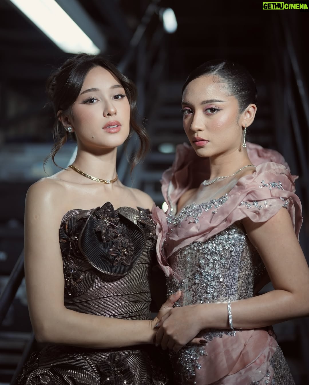 Yasmin Napper - 99.8K Likes - Hut SCTV with my partner in crime 🌚🌝

stylist @fandinasutionn
dress @lisajuofficial
jewellery @franknco_id

ashas glam :
Makeup @loritayoung_mua 
Hairdo @firdajeanhair 

yasmins glam :
Makeup @ms_lifa 
Hairdo @jooehair 

photo : @kippmarhadi @suryacahyah

Management @bentukmanagement @agungsaputrabm @ririaprianti_