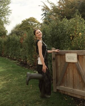 Yasmin Napper Instagram - 🤎
Nothing beats a trip to the countryside with @longchamp #LongchampEnglishJourney #LongchampxGloverall