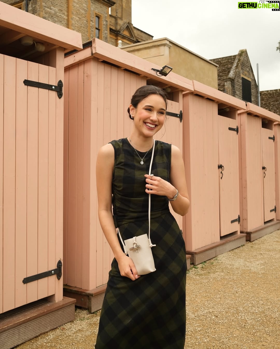 Yasmin Napper - 52K Likes - 🤎
Nothing beats a trip to the countryside with @longchamp #LongchampEnglishJourney #LongchampxGloverall