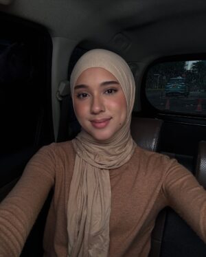 Yasmin Napper Instagram - Udah pada ketemu Zahra & Zaki di @cintadalamsujudku.official Eps 1? 💛