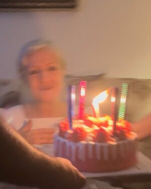 Yasmine El Khateib Instagram - Joyeux anniversaire à la plus belle maman du monde.. أمورتي الحلوة 😘🩷🎂