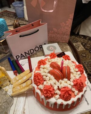 Yasmine El Khateib Instagram - Joyeux anniversaire à la plus belle maman du monde.. أمورتي الحلوة 😘🩷🎂