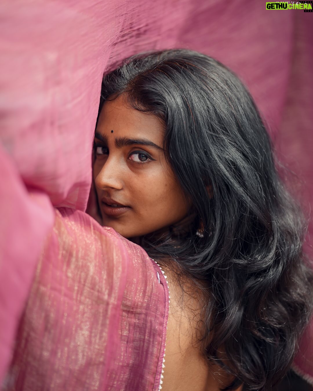 Yogalakshmi - 633.9K Likes - 🪶கண் தீண்டி உறைகிறேன்…
கை தீண்டி கரைகிறேன்… 

Pc :- @gett_o_ 💥