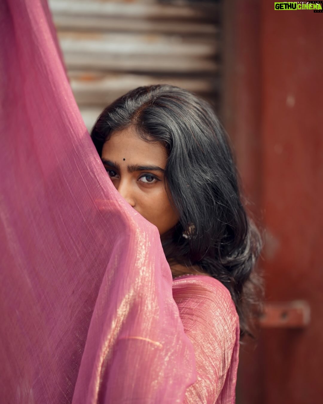 Yogalakshmi - 633.9K Likes - 🪶கண் தீண்டி உறைகிறேன்…
கை தீண்டி கரைகிறேன்… 

Pc :- @gett_o_ 💥