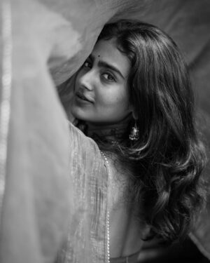 Yogalakshmi Instagram - 🪶கண் தீண்டி உறைகிறேன்…
கை தீண்டி கரைகிறேன்…
Pc :- @gett_o_ 💥