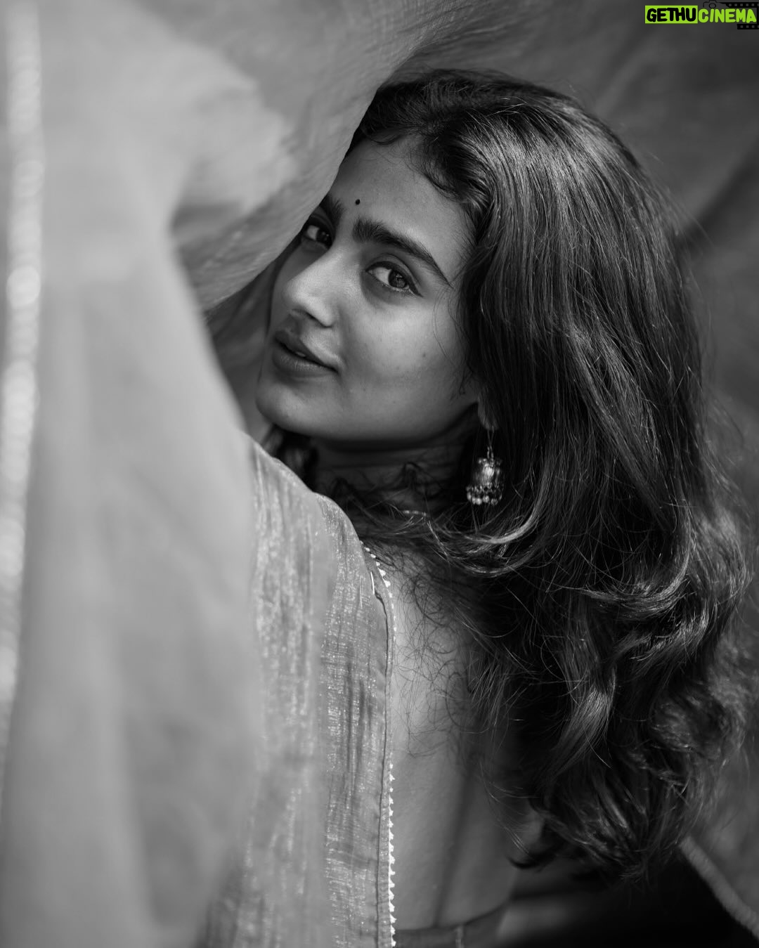Yogalakshmi - 633.9K Likes - 🪶கண் தீண்டி உறைகிறேன்…
கை தீண்டி கரைகிறேன்… 

Pc :- @gett_o_ 💥