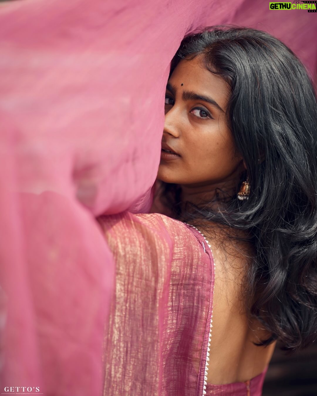 Yogalakshmi - 633.9K Likes - 🪶கண் தீண்டி உறைகிறேன்…
கை தீண்டி கரைகிறேன்… 

Pc :- @gett_o_ 💥