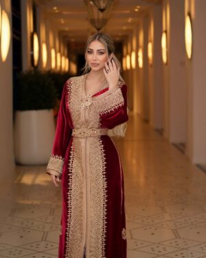 Yousra Saouf Instagram - outfit details 🇲🇦♥️ #القفطان_المغربي
Caftan : @malakelfilalicouture
Hair : @hanadi_hairstyle
Jewelry : @massa.jewelry
Photographers : @med_hallou @benyassine_oussamamed