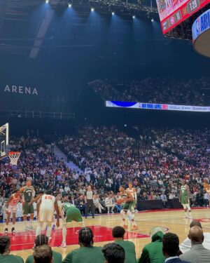 Yousra Saouf Instagram - GameDay 🏀🔥 @nba @nbaarabic
With the legend @iamsteveharveytv 💚