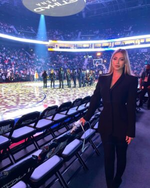 Yousra Saouf Instagram - GameDay 🏀🔥 @nba @nbaarabic
With the legend @iamsteveharveytv 💚